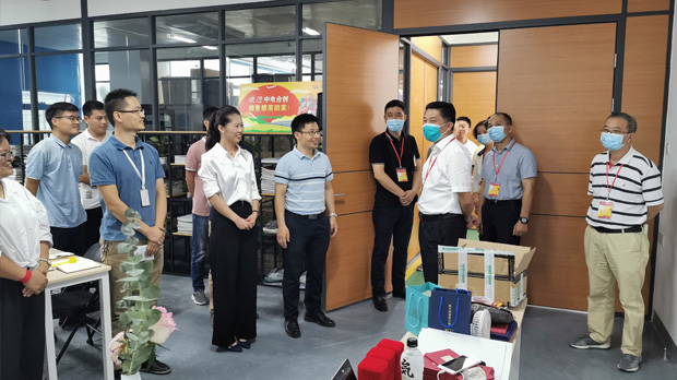 區(qū)委書記游通鈴等一行領(lǐng)導(dǎo)蒞臨我司調(diào)研走訪